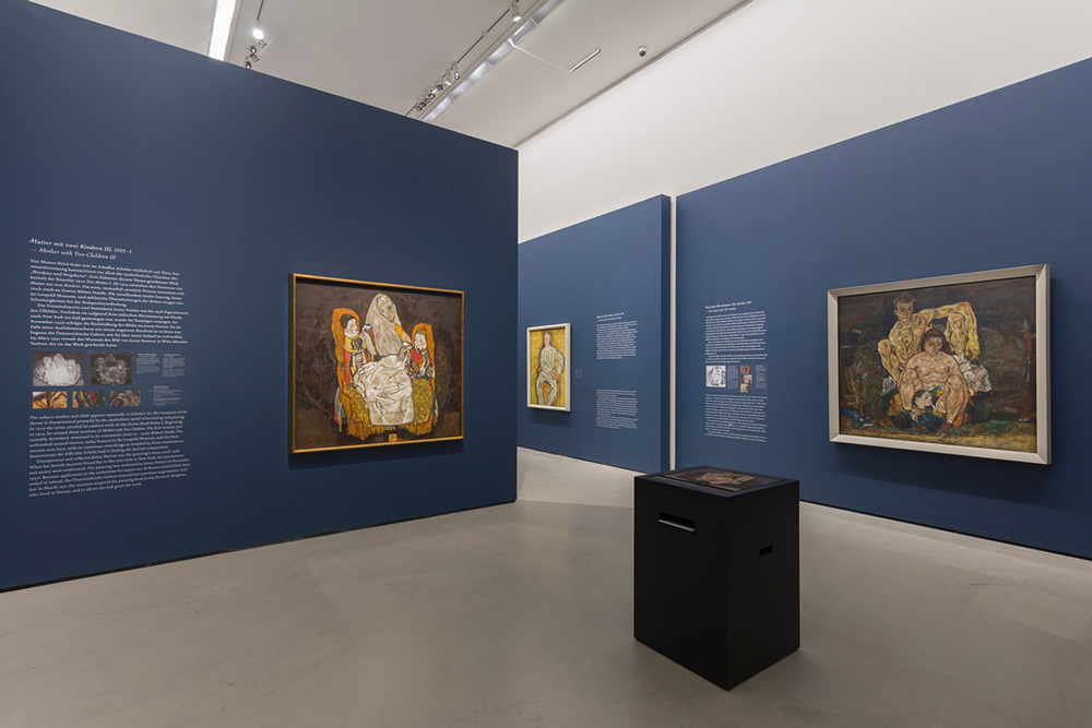 In der österreichischen Galerie Belvedere in Wien hängt das Gemälde „Die Familie“ von Egon Schiele, welches von Tactile Studio als haptische Version mit Reliefs interpretiert wurde